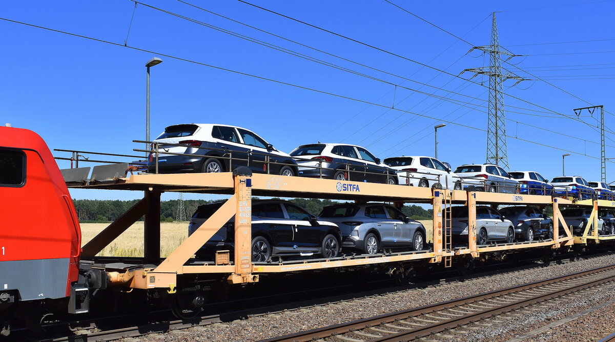 Italienischer Autotransportwagen vom Einsteller SITFA S.p.A. mit der Nr. 23 RIV 83 I-STFA 4364 825-5 Laaes in einem PKW-Transportzug (fabrikneue SKODA Modelle) am 01.07.25 Höhe Bahnhof Rodleben.