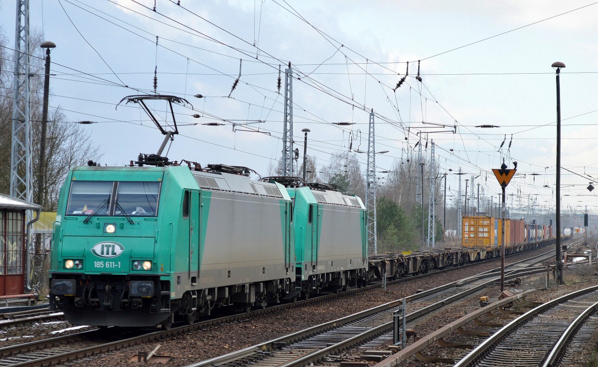 ITL 185 611-1 mit 185 633-5 und halb leerem Containerzug am Haken am 25.02.16 Berlin-Hirschgarten.
