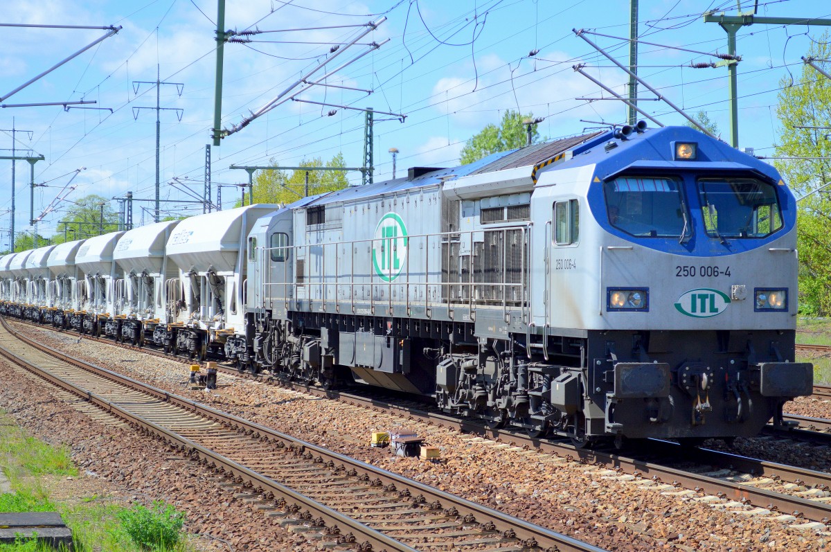 ITL 250 006-4 mit Schüttgutwagenzug Richtung Berlin Industrieübergabegebiet Nordost am 04.05.15 Durchfahrt Bhf. Flughafen Berlin-Schönefeld.