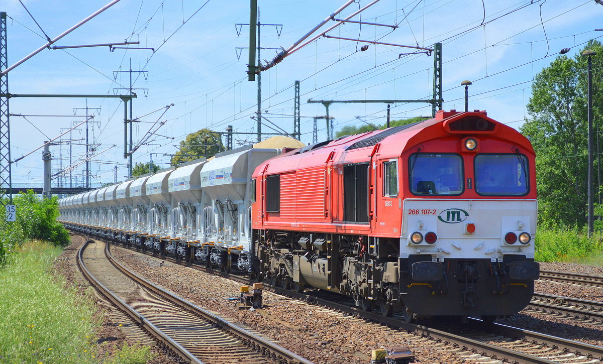 ITL 266 107-2 mit Schüttgutwagenzug (Sand) Richtung Industrieübergabe Berlin Nordost am 29.06.16 Bf. Flughafen Berlin-Schönefeld. 