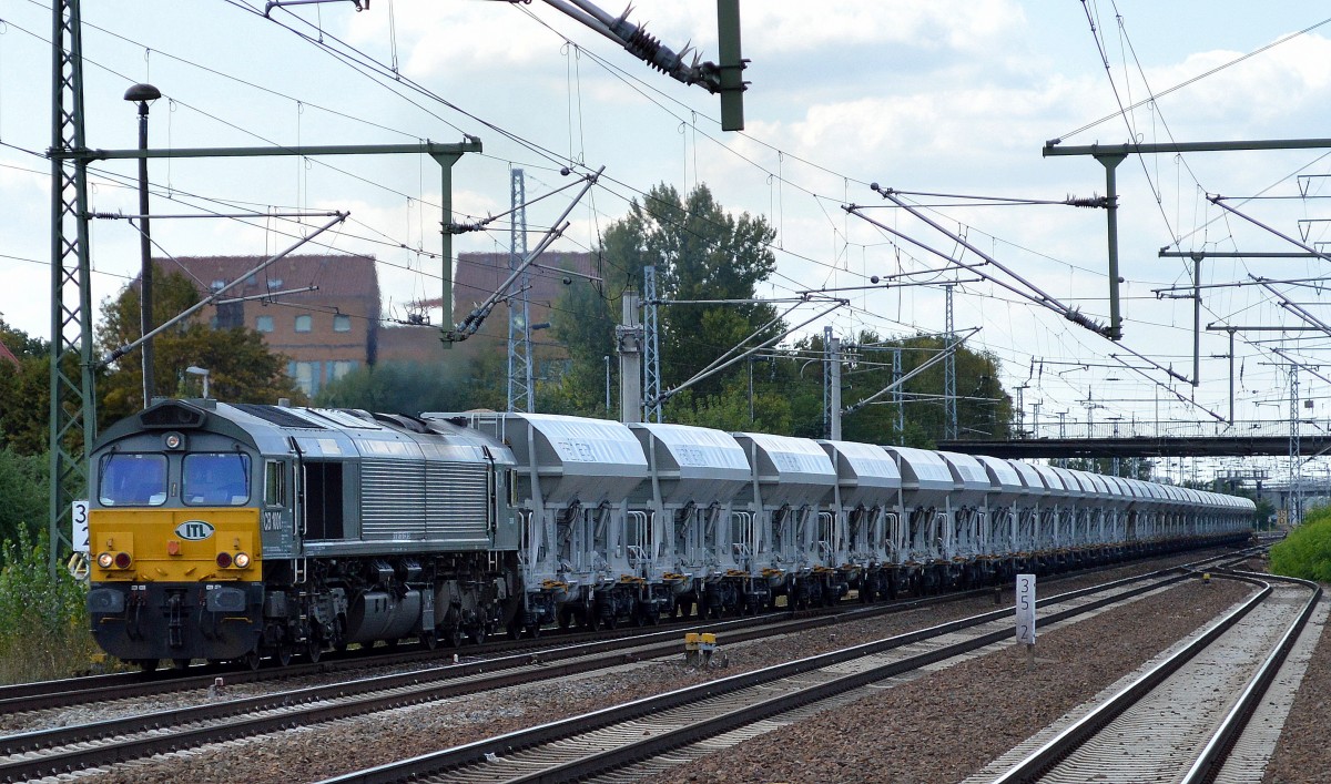ITL CB 1001 (266 106-4 mit Ganzzug tschechischer Schüttgutwagen bei der Durchfahrt Bhf. Flughafen Berlin-Schönefeld, 28.08.14