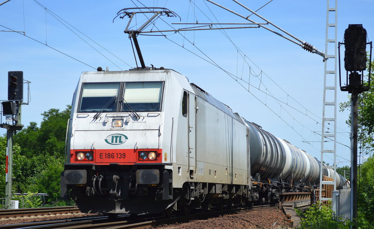 ITL E 186 139-2 mit Kesselwagenzug am 15.06.17 Berlin-Wuhlheide.
