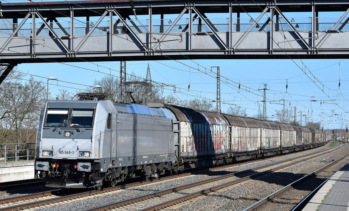ITL - Eisenbahngesellschaft mbH, Dresden [D] mit der jetzt silbergrau geleasten Akiem Lok  185 649-1  [NVR-Nummer: 91 80 6185 649-1 D-ITL] und einem Ganzzug Schiebewandwagen am 03.04.25 Höhe Bahnhof Saarmund, Viele Grüße an den Tf. !!!