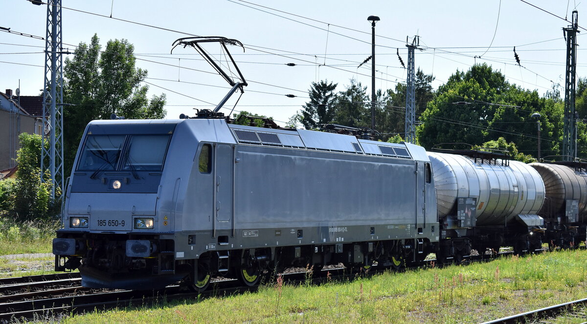 ITL - Eisenbahngesellschaft mbH, Dresden [D] mit der geleasten inzwischen silber grauen Akiem Lok  185 650-9  [NVR-Nummer: 91 80 6185 650-9 D-ITL] und einem Kesselwagenzug für geschmolzenes Schwefel am 12.06.25 Höhe Bahnhof Stendal Hbf.
