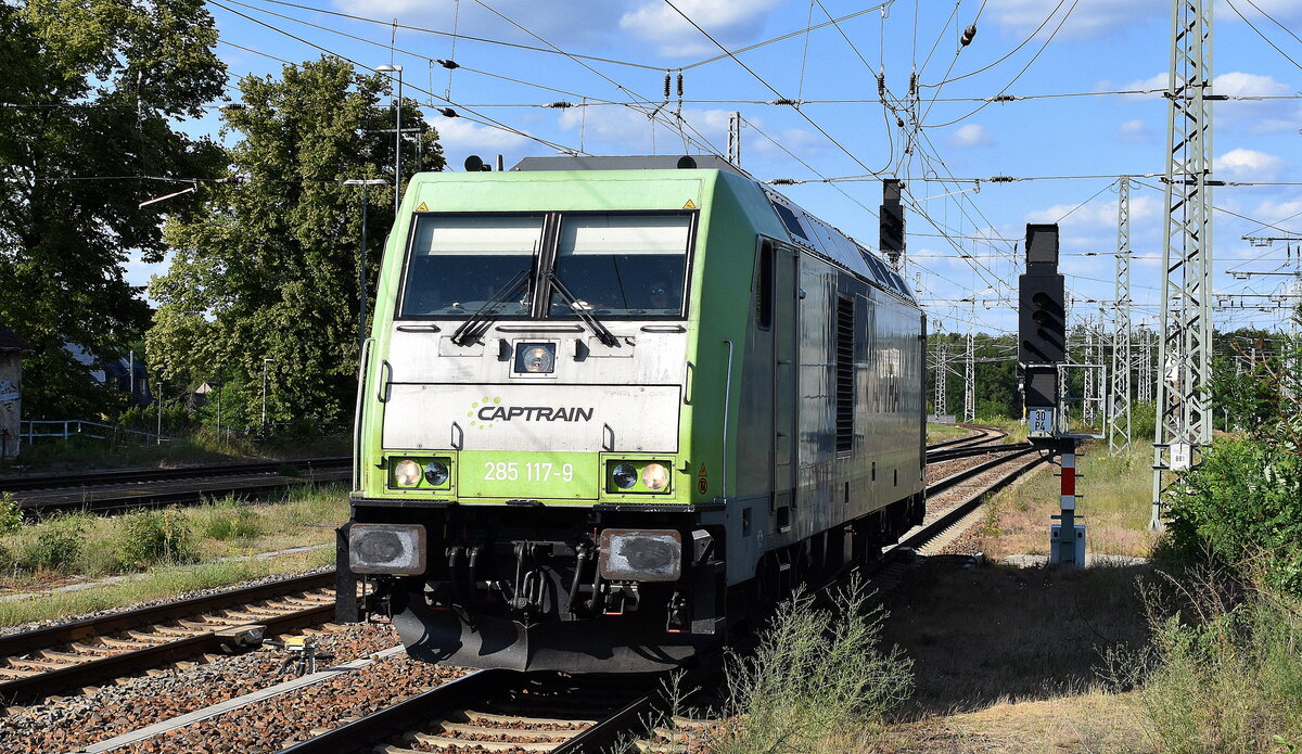 ITL - Eisenbahngesellschaft mbH, Dresden [D] mit ihrer  285 117-9  [NVR:  92 88 0076 101-9 B-ITL ] am 19.06.25 Höhe Bahnhof Ruhland.