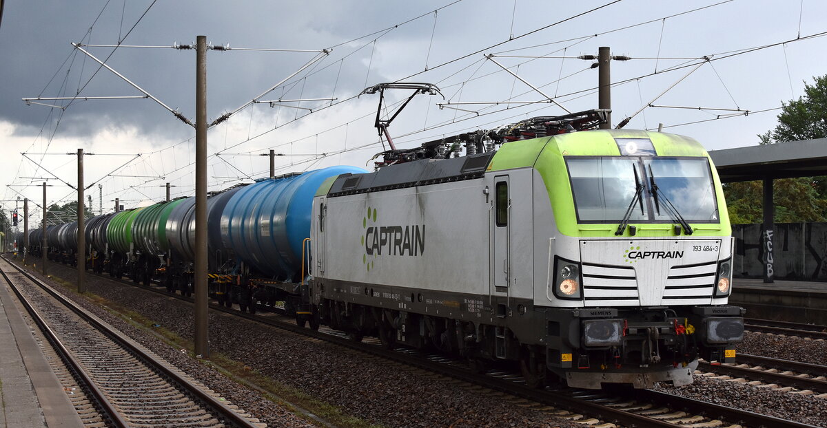 ITL - Eisenbahngesellschaft mbH, Dresden [D] mit ihrer Vectron  193 484-3  [NVR-Nummer: 91 80 6193 484-3 D-ITL] und einem Kesselwagenzug (für Dieselkraftstoff) am 22.07.25 Höhe Bahnhof Luckenwalde.