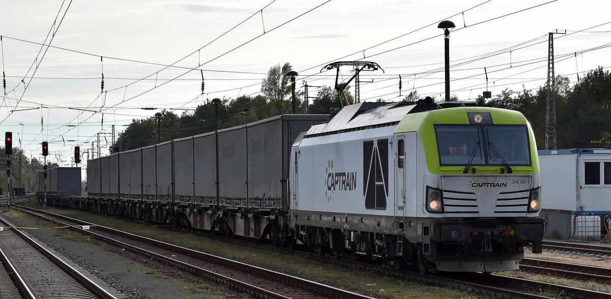 ITL - Eisenbahngesellschaft mbH, Dresden [D] mit ihrer Vectron Dual Lok  248 031-7  [NVR-Nummer: 90 80 2248 031-7 D-ITL] und KLV-Zug am 20.10.25 Höhe Bahnhof Elsterwerda.