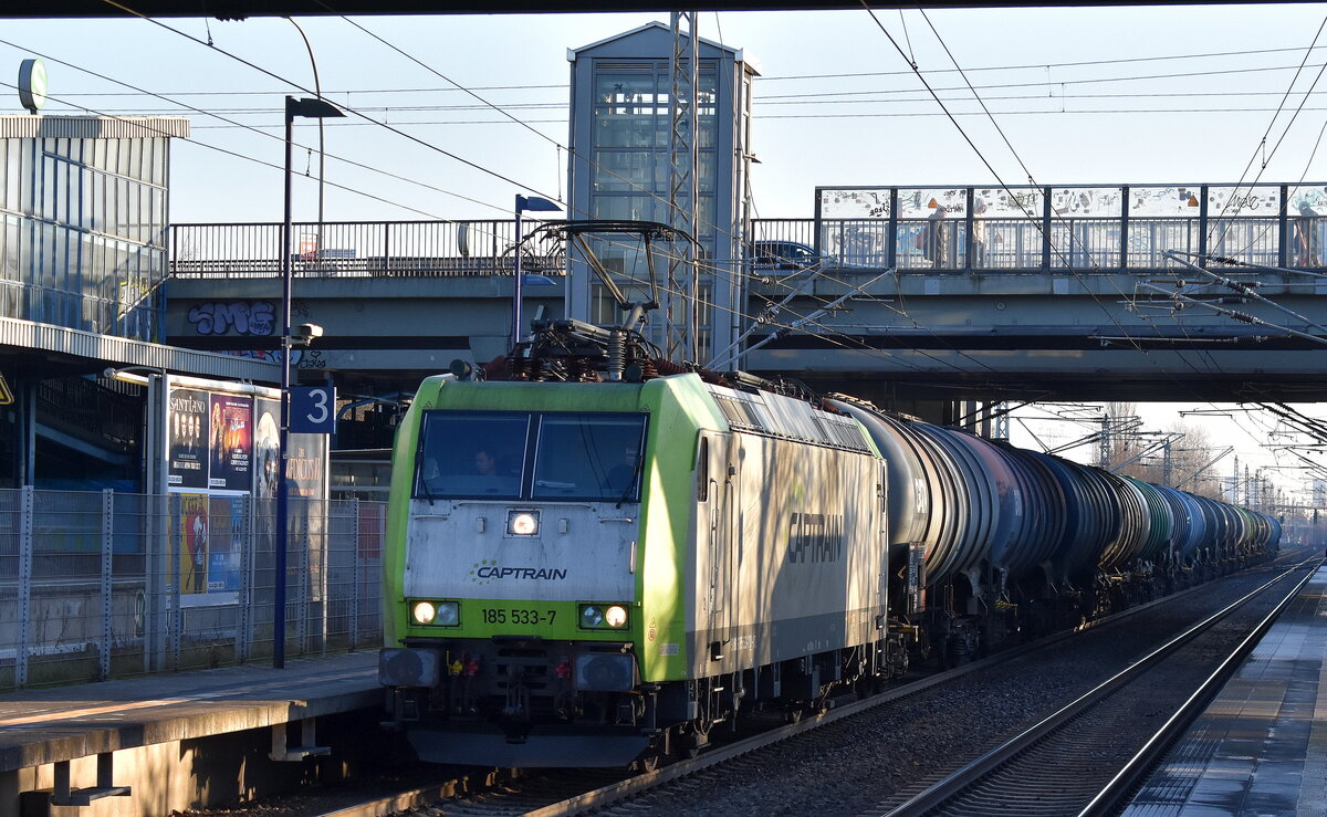 ITL - Eisenbahngesellschaft mbH, Dresden [D]  mit ihrer  185 533-7  [NVR-Nummer: 91 80 6185 533-7 D-ITL] und einem Kesselwagenzug (leer) Richtung Stendell am 17.12.25 Durchfahrt Bahnhof Berlin-Hohenschönhausen.