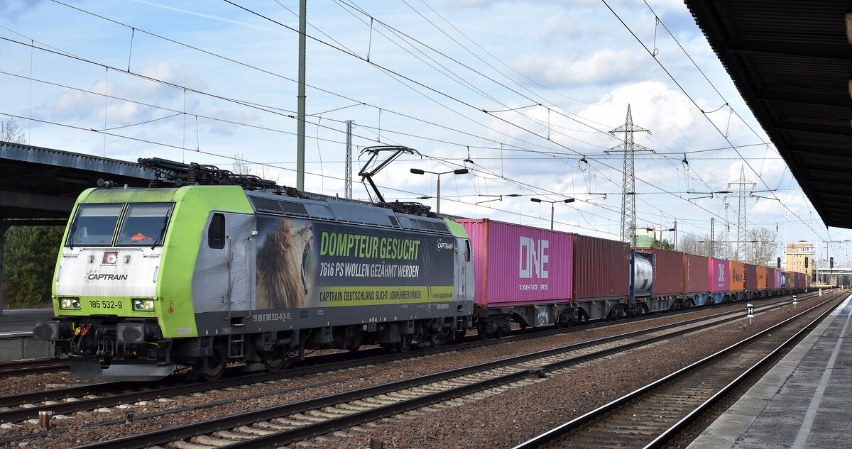 ITL - Eisenbahngesellschaft mbH, Dresden [D] mit ihrer  185 532-9  [NVR-Nummer: 91 80 6185 532-9 D-ITL] und einem Containerzug am 11.03.26 Höhe Bahnhof Schönefeld bei Berlin.