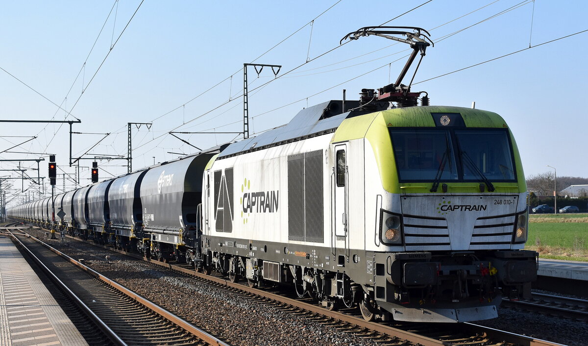 ITL - Eisenbahngesellschaft mbH, Dresden [D] mit ihrer Vectron Daul Lok  248 010-1  [NVR-Nummer: 90 80 2248 010-1 D-ITL] und einem Getreidezug am 19.03.26 Höhe Bahnhof Rodleben.