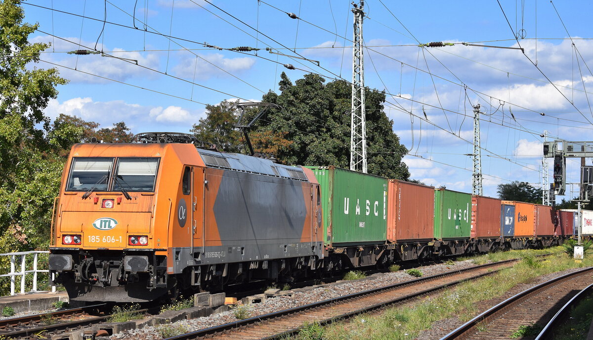 ITL Eisenbahngesellschaft mbH, Dresden [D] mit der geleasten ATLU Lok  185 606-1  [NVR-Nummer: 91 80 6185 606-1 D-ATLU] und einem Containerzug am 08.09.25 Höhe Bahnhof Magdeburg-Neustadt.
