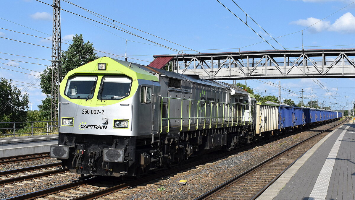 ITL Eisenbahngesellschaft mbH, Dresden mit ihrem Tiger  250 007-2  (NVR:  92 80 1250 007-2 D-ITL ) und einem Baustoff-Transportzug (Kies)