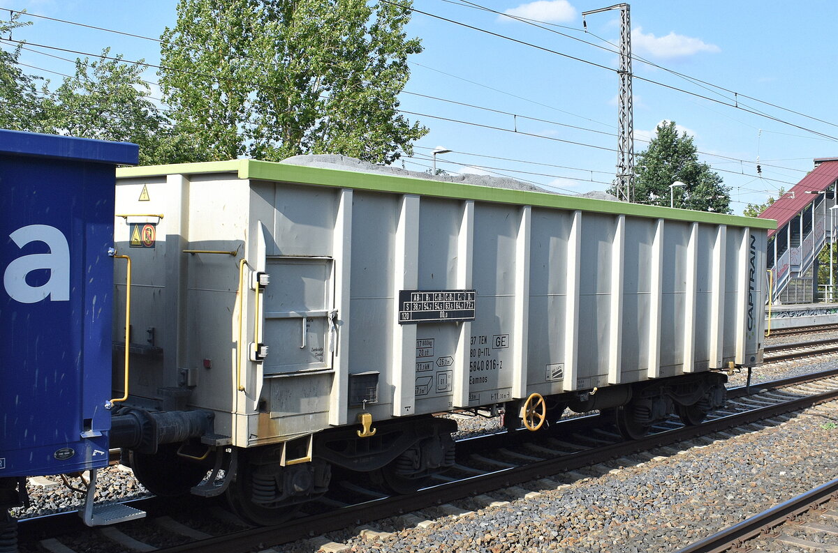 ITL Eisenbahngesellschaft mbH, Dresden mit einem firmeneigenen offenen Drehgestell-Hochbordwagen mit der Nr. 37 TEN 80 D-ITL 5840 816-2 Eamnos (GE) in einem Baustoff-Transportzug mit Kies beladen am 25.06.25 Höhe Bahnhof Saarmund.