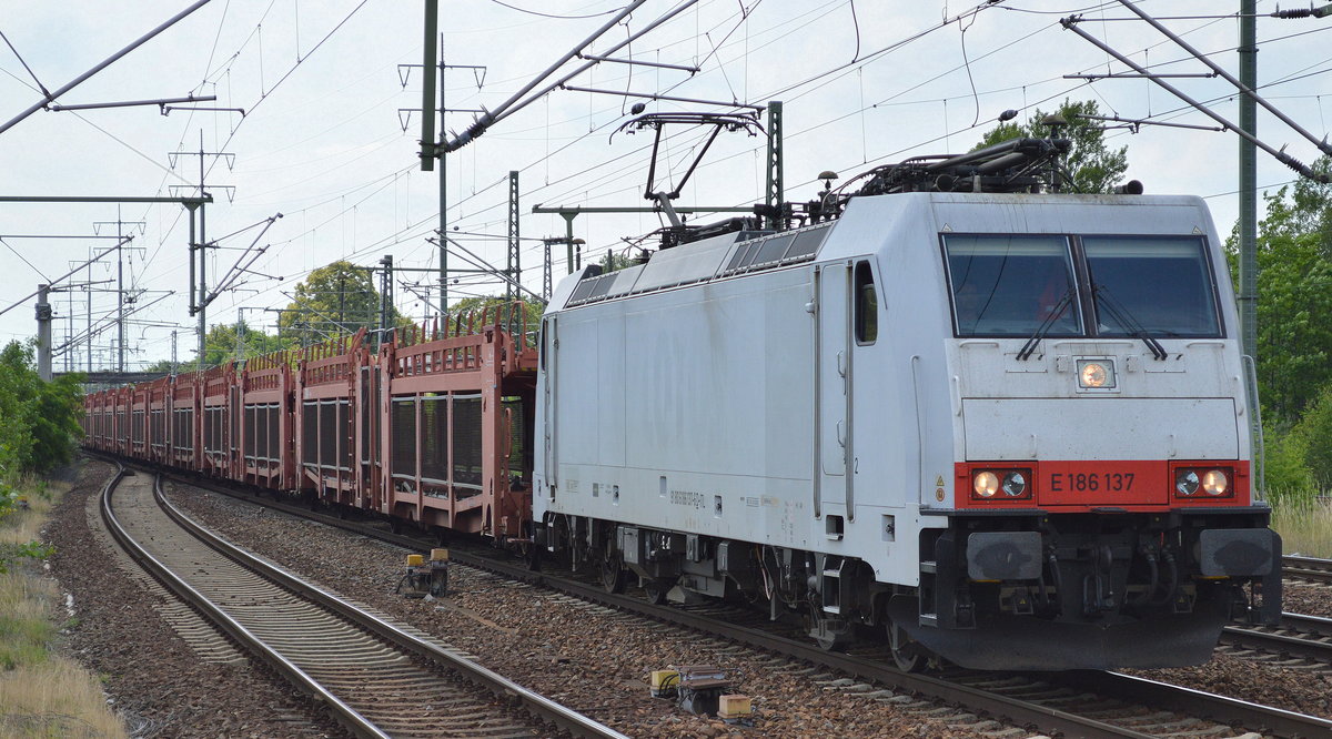 ITL mit 186 137-6 und einem leeren PKW-Transportrzug am 28.06.17 Bf. Flughafen Berlin-Schönefeld. 