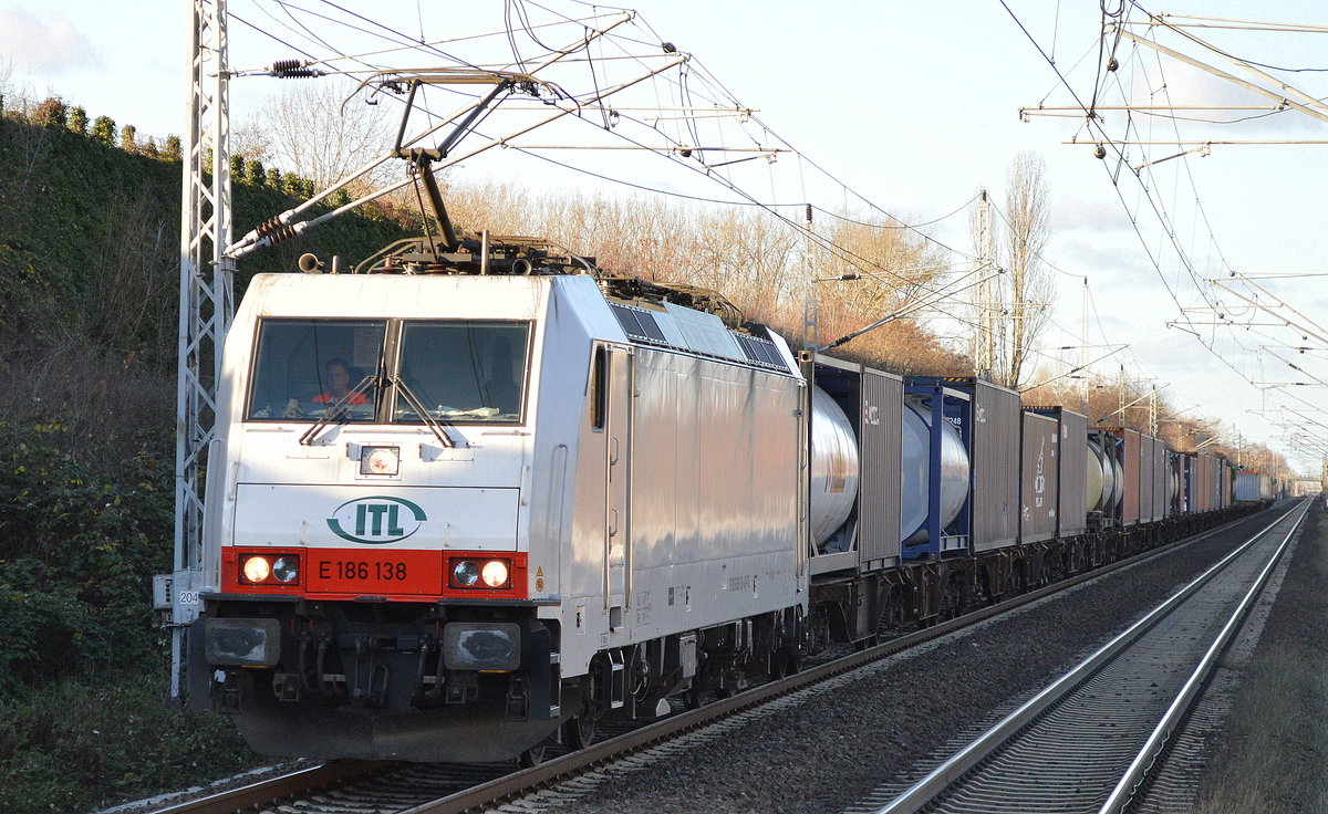 ITL mit der E 186 138 und einer Containerzugleistung am 02.12.16 Berlin-Hohenschönhausen.