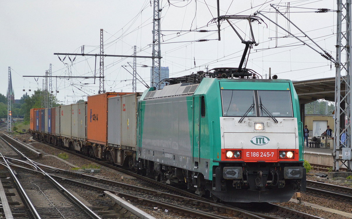 ITL mit der polnischen E 186 245-7 (91 51 5270 005-9 PL-ITL) und Containerzug am 18.05.16 Durchfahrt Bf. Berlin-Lichtenberg.