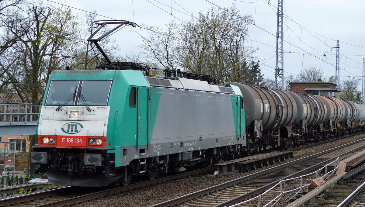 ITL mit der polnischen E 186 134 (91 51 6370 005-7 PL-ITL) und Kesselwagenzug (leer) Richtung Stendell (Schwedt) am 03.04.17 Berlin-Karow. Viele Grüße an den Tf. !!!! 