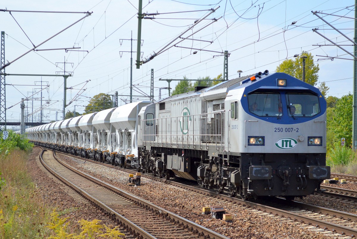 ITL Tiger 250 007-2 mit Ganzzug tschechischer SChüttgutwagen bei der Durchfahrt Bhf. Flughafen Berlin-Schönfeld, 03.09.14