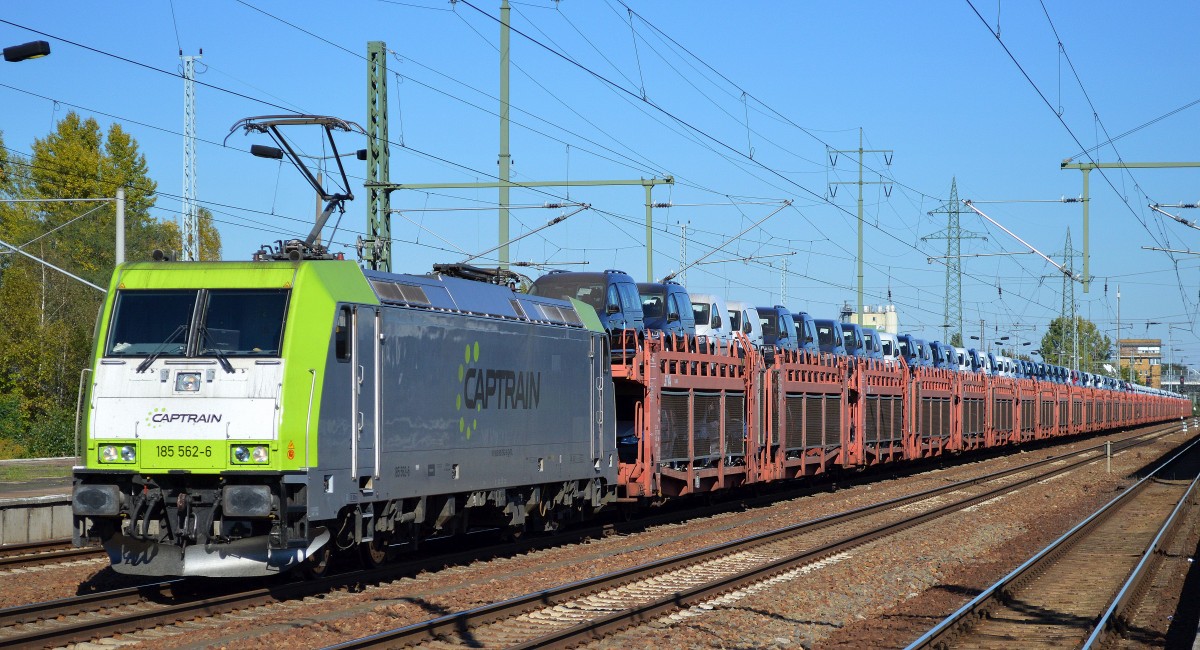 ITL/Captrain 185 562-6 mit einem PKW-Transportzug (fabrikneue VW Nutzfahrzeuge) am 01.10.15 Bhf. Flughafen Berlin-Schönefeld.