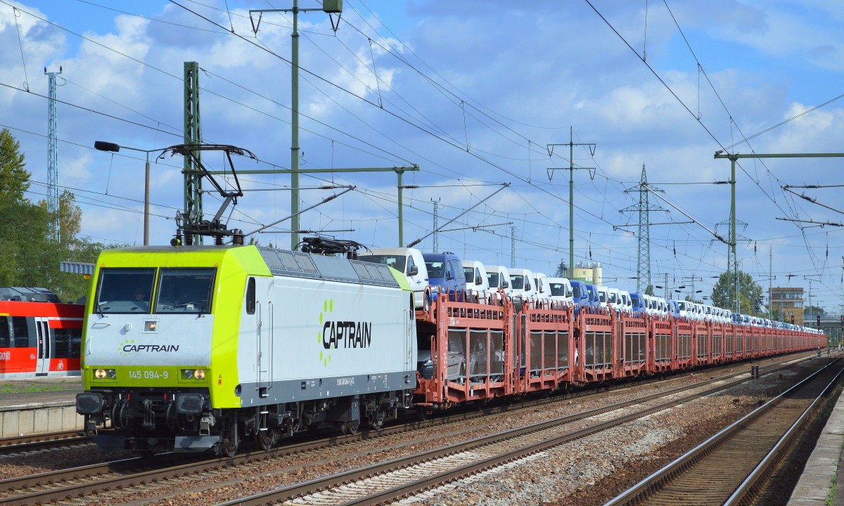ITL/Captrain Lok 145 094-9 mit einem PKW-Transportzug fabrikneuer VW CADDY hält kurz zum Pwersonalwechsel im Bhf. Flughafen Berlin-Schönefeld, 09.09.14