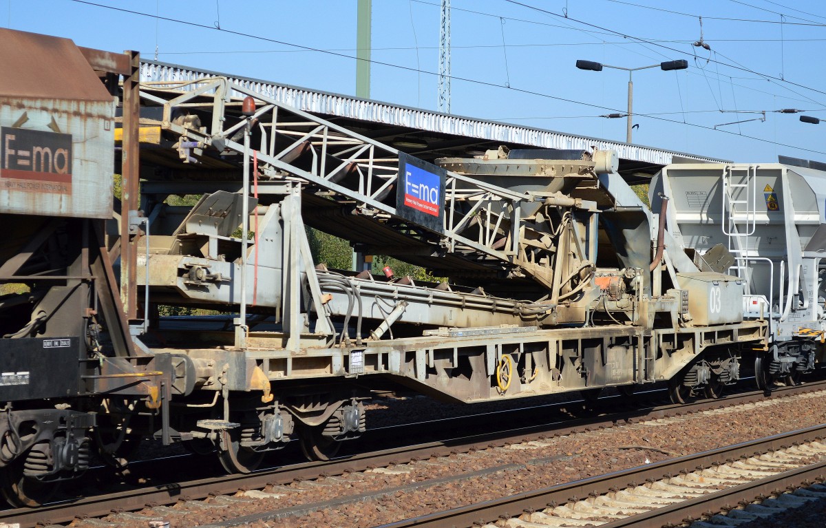 Jeder HHPI Schüttgutwagenzug besitzt einen reinen Förderbandwagen zum Schüttgut befördern, hier der Wagen 03, leider ließ sich seine Registriernr. nicht lesen, 10.10.15 Bhf. Flughafen Berlin-Schönefeld.