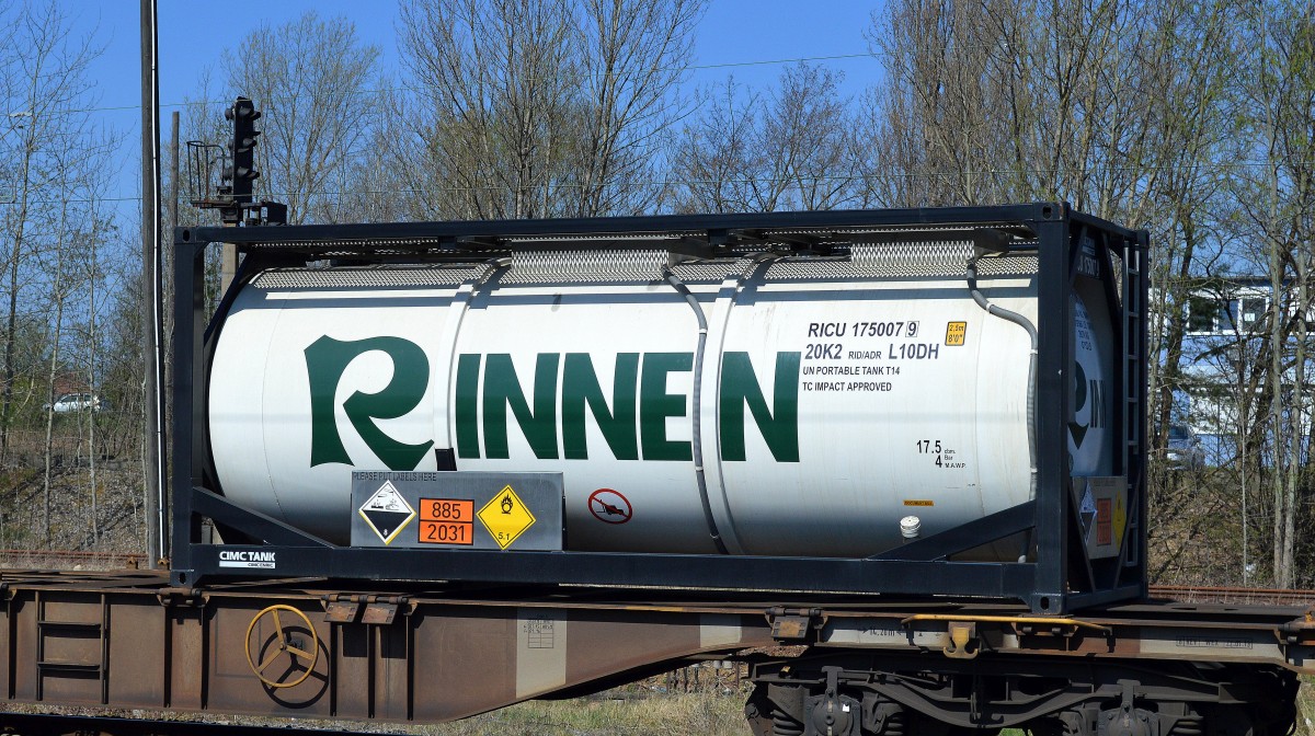 Kesselcontainer der Fa. RINNEN (UN-Nr.885/2031 = Salpetersäure, mit mehr als 70 % Säure) am 15.04.15 Bhf. Flughafen Berlin-Schönefeld.