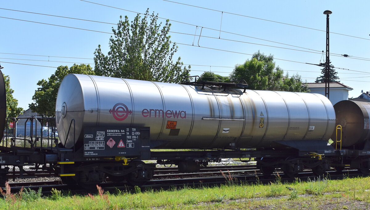 Kesselwagen vom Einsteller ERMEWAS SA mit tschechischer Registrierung mit der Nr. 33 TEN 54 CZ-ERSA 7832 016-1 Zaens 9-399.9 (GE) für die Befüllung mit Schwefel, geschmolzen siehe UN-Nr.: 44/2448 in einem Kesselwagenzug am 12.06.25 Höhe Bahnhof Stendal Hbf.