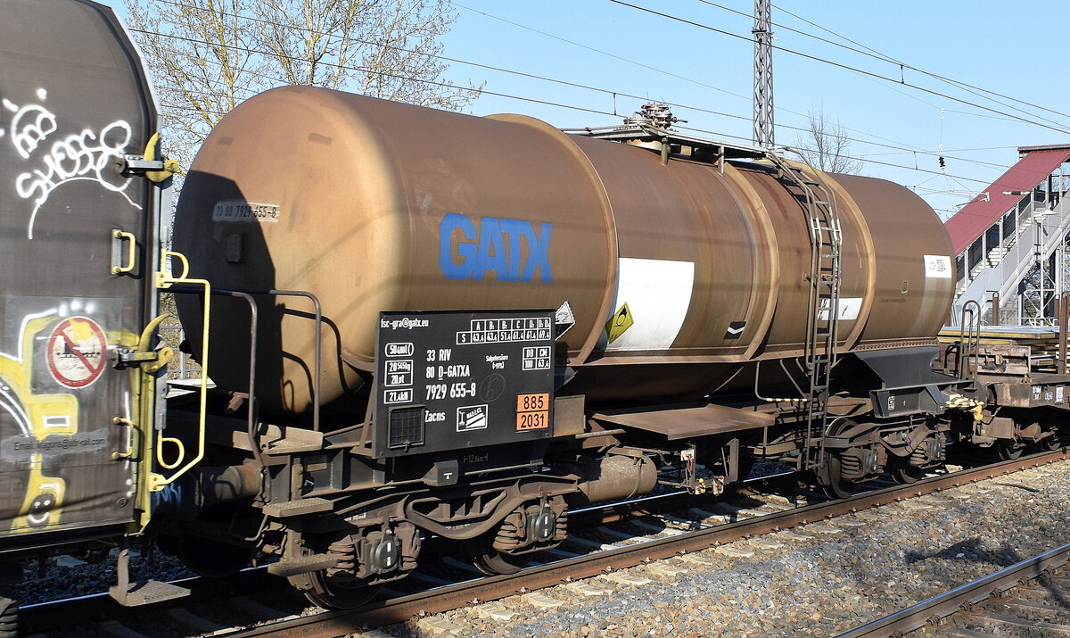 Kesselwagen vom Einsteller GATX Rail Austria GmbH mit deutscher Registrierung mit der Nr. 33 RIV 80 D-GATXA 7929 655-8 Zacns lt. UN-Nr.: 885/2031 für die Befüllung mit 	Salpetersäure, andere als rotrauchend, mit mehr als 70 % Säure in einem gemischten Güterzug am 02.04.25 Höhe Bahnhof Saarmund.