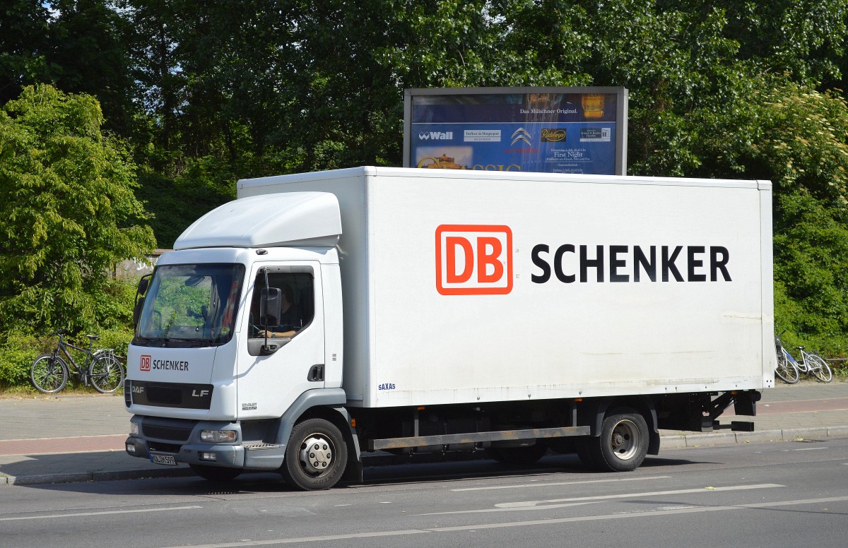 Kleiner DAF LF 45.170 mit Kastenaufbau von DB/SCHENKER am 10.06.15 Berlin-Pankow. 