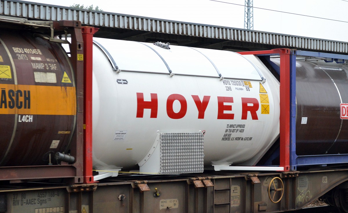 Kleiner Gasdruck-Kesselcontainer mit Sonnendach der Fa. HOYER am 07.10.15 Bhf. Flughafen Berlin-Sch�nefeld.
