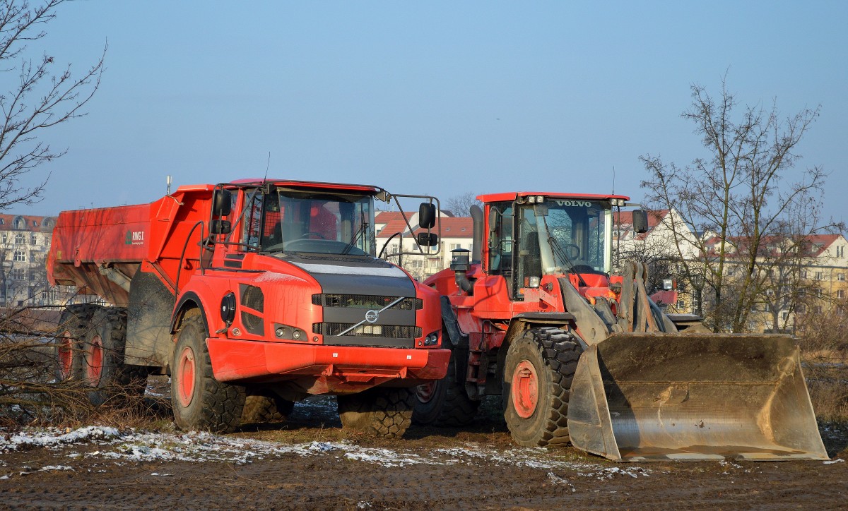 Knickgelenkter Dumper (Muldenkipper) von VOLVO Typ? + VOLVO Typ? Radlader der Fa.RWG I Baustoffrecycling GmbH aus Berlin, 18.02.16 Berlin-Heinersdorf.