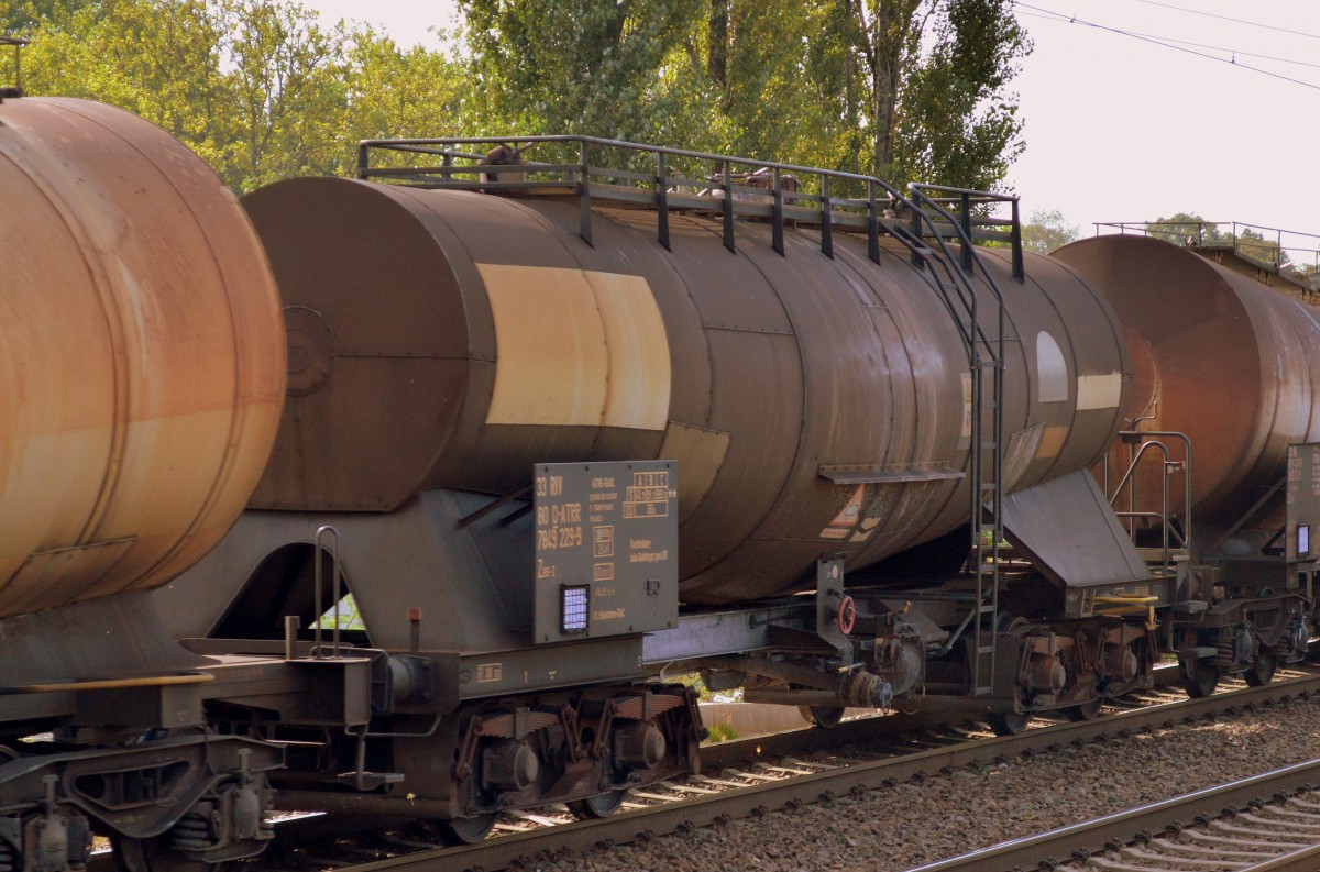 Knickkesselwagen vom Einsteller ATIR-RAIL eingestellt in Deutschland mit der Nr. 33 RIV 80 D-ATRR 7849 229-9 Zas-z Bf. Maschen Rbf. f�r den Transport von Kreideschlamm (kein Gefahrgut) am 15.09.14 Berlin-Karow.