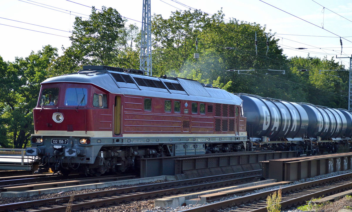 LEG 132 158-7 (232 158-8) fährt zur Übergabe an die E 189-450 einen Kesselwagenzug zum Gbf. Berlin-Grünau, 08.08.16