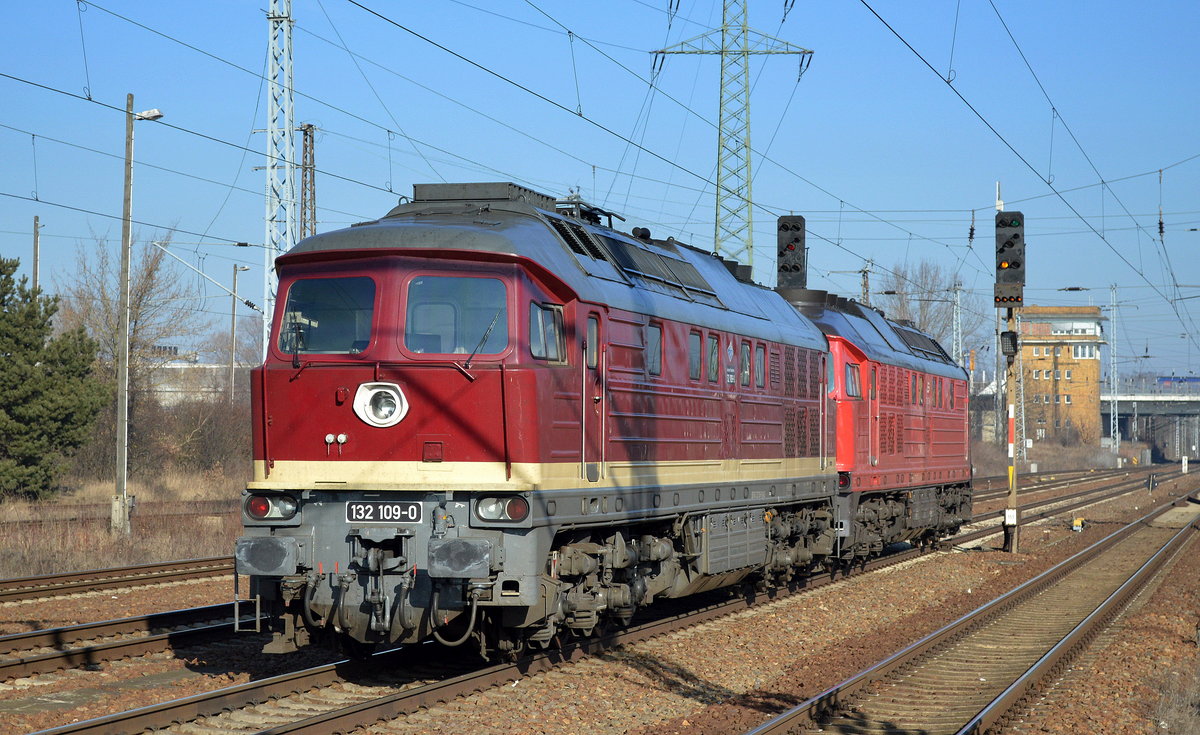 LEG 232 673-4 mit LEG 132 109-0(232 109-9) am Haken am 14.02.17 Bf. Flughafen Berlin-Schönefeld.