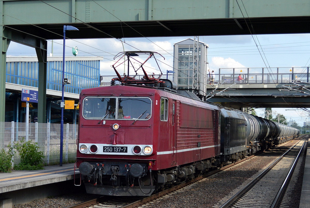 LEG 250 137-7(155 137-3) mit MRCE Lok 185 546-9 aktuell auch LEG und Kesselwagenzug (leer) Richtung Stendell am 21.06.16 Bf. Berlin-Hohenschönhausen.