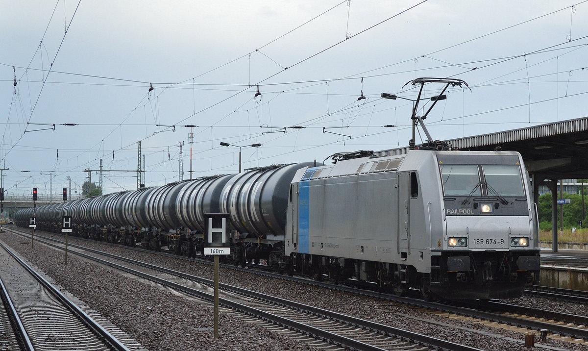 LEG mit der Railpoollok 185 674-9 und Kesselwagenzug am 27.07.16 Bf. Flughafen Berlin-Schönefeld. 