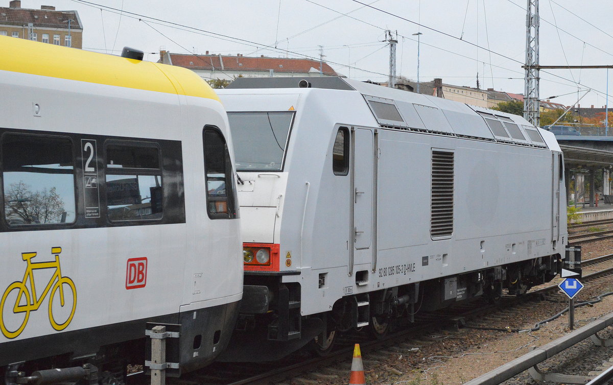 Leider nur als Nachschuss, hvle 285 105-3 überführt einen Neigetechnik-Nahverkehrstriebwagen der Deutschen Bahn AG, Triebzug 612 509 (sah eteas lädiert aus)in der gelb-weißen Farbgebung (3-Löwen-Takt) möglicherweise Richtung Bombardier Werk Hennigsdorf? durch den Bf. Berlin-Lichtenberg.