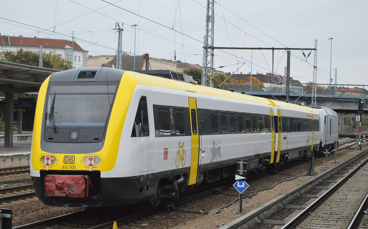 Leider nur als Nachschuss, hvle 285 105-3 überführt einen Neigetechnik-Nahverkehrstriebwagen der Deutschen Bahn AG, Triebzug 612 509 (sah etwas lädiert aus)in der gelb-weißen Farbgebung (3-Löwen-Takt) möglicherweise Richtung Bombardier Werk Hennigsdorf? durch den Bf. Berlin-Lichtenberg.