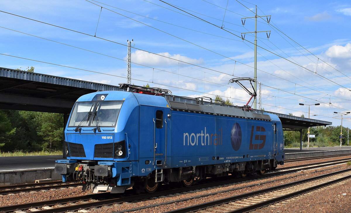 Leipziger Eisenbahnverkehrsgesellschaft mbH, Leipzig [D] mit der geleasten northrail Smartron   192 013  [NVR-Nummer: 91 80 6192 013-1 D-NRAIL] am 01.09.25 Höhe Bahnhof Schönefeld b. Berlin.