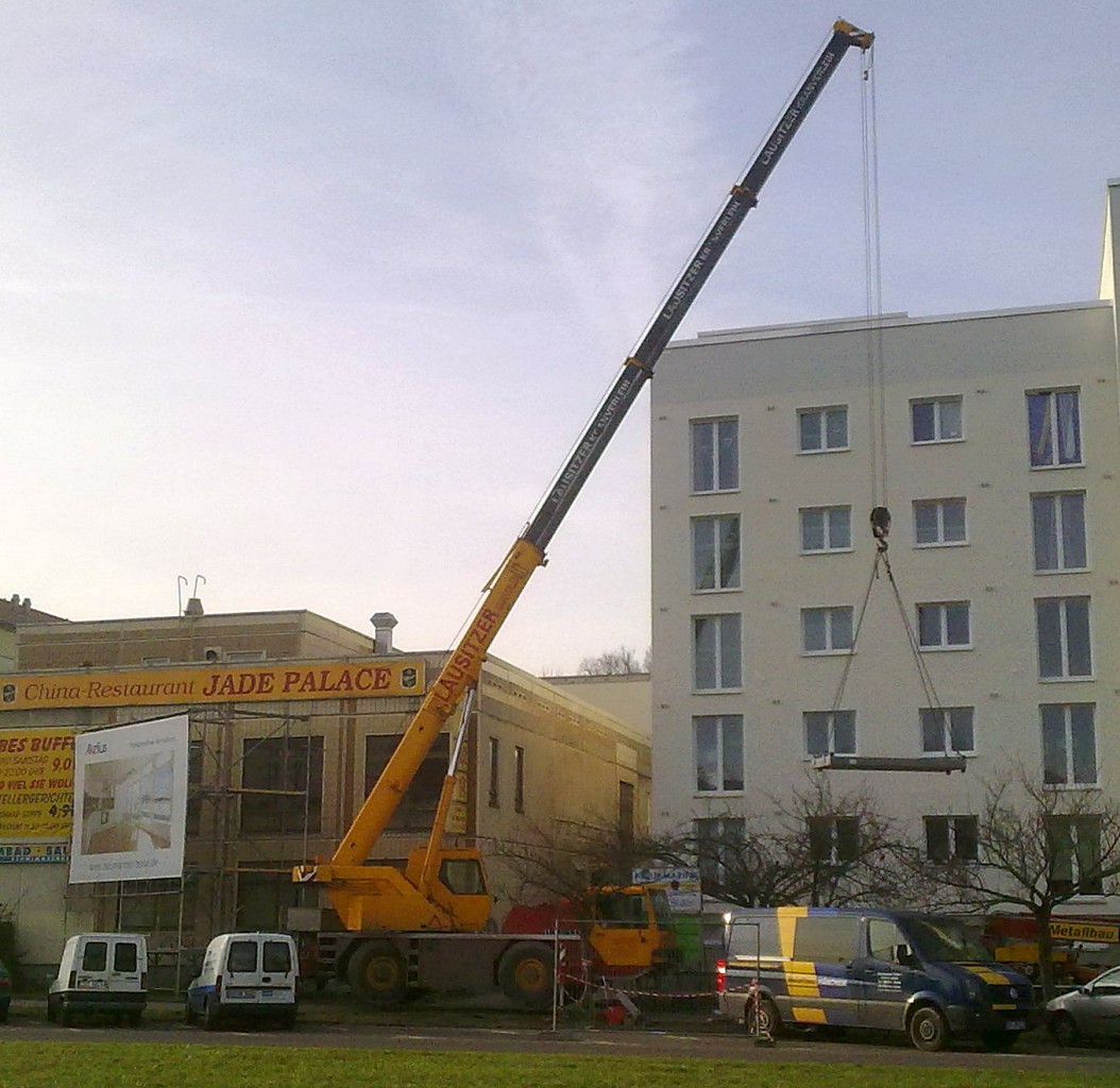 LIEBHERR LTM 1030-2 der Fa. LAUSITZER KRANVERLEIH in Gesamtansicht, 03.12.13 Berlin-Pankow. 