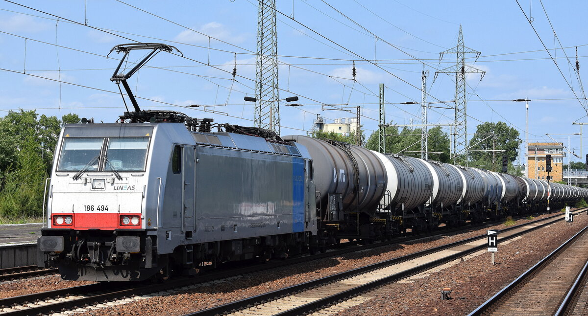 LINEAS NV/SA, Bruxelles [B] mit der geleasten Railpool Lok  186 494  [NVR-Nummer: 91 80 6186 494-1 D-Rpool] und einem Kesselwagenzug am 11.06.25 Höhe Bahnhof Schönefeld b. Berlin.