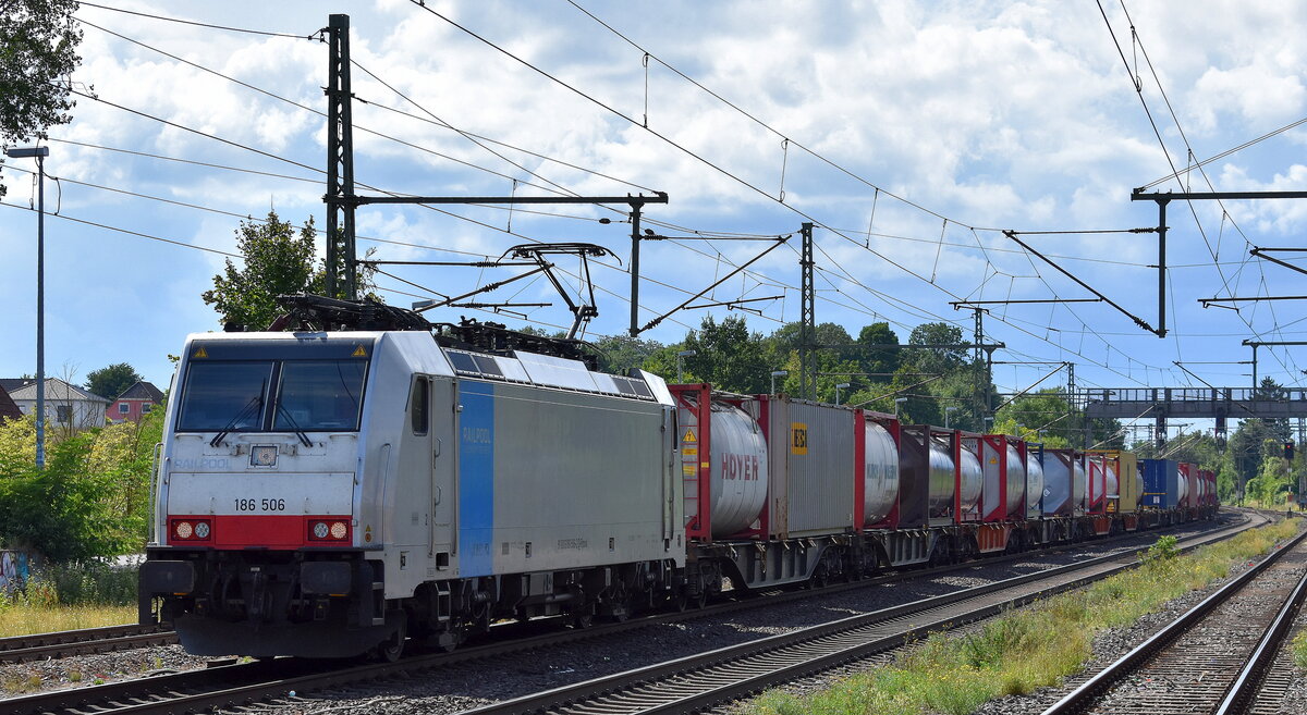 LINEAS NV/SA, Bruxelles [B] mit der geleasten Railpool Lok  186 506  [NVR-Nummer: 91 80 6186 506-2 D-Rpool] und einem Containerzug am 01.08.25 Höhe Bahnhof Niederndodeleben.