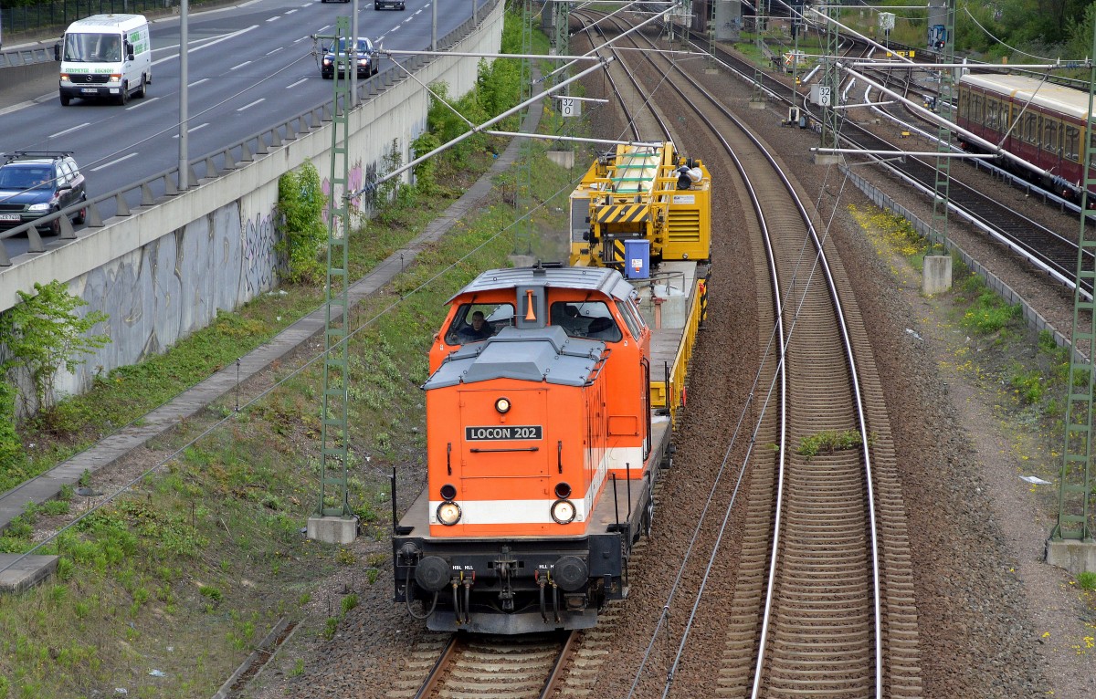 LOCON 202 (201 222-7) mit dem KIROW KRC 810 T Gleisbauschienenkran der Fa. MGW GmbH aus Berlin + Schutzwagen am 07.05.15 Berliner Innenring Höhe Knobelsdorffbrücke.