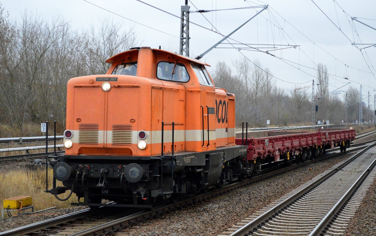 LOCON 207 (212 358-6) mit zwei Drehgestell-Flachwagen am 17.12.15 Berlin-Hohenschönhausen.