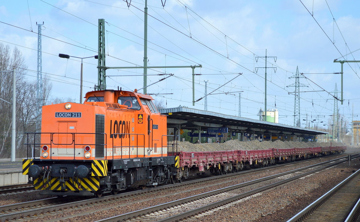LOCON 211 (293 502-1) mit einigen Drehgestell-Flachwagen (alter staubiger Gleisschotter) am 15.03.17 Bf. Flughafen Berlin-Schönefeld.