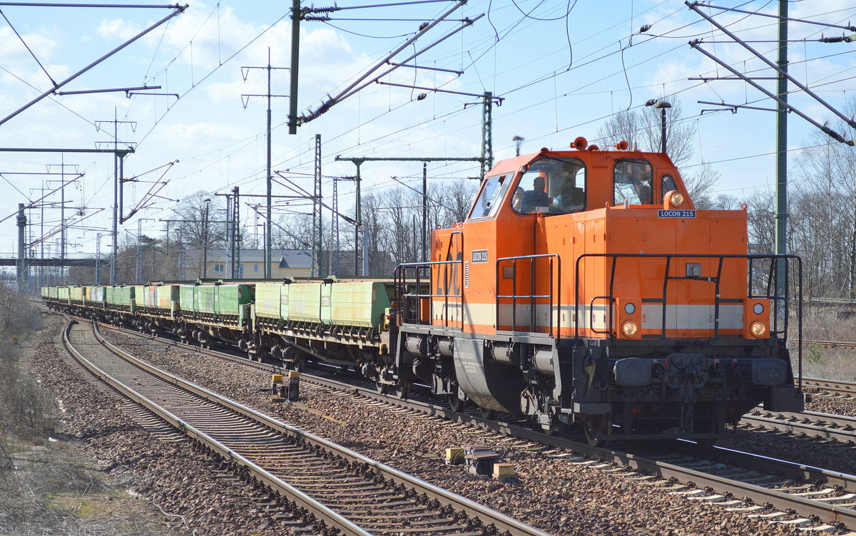 LOCON 215 (214 005-1) mit einigen Schüttgutkippwagen (leer) am 15.03.17 Durchfahrt Bf, Flughafen Berlin-Schönefeld.