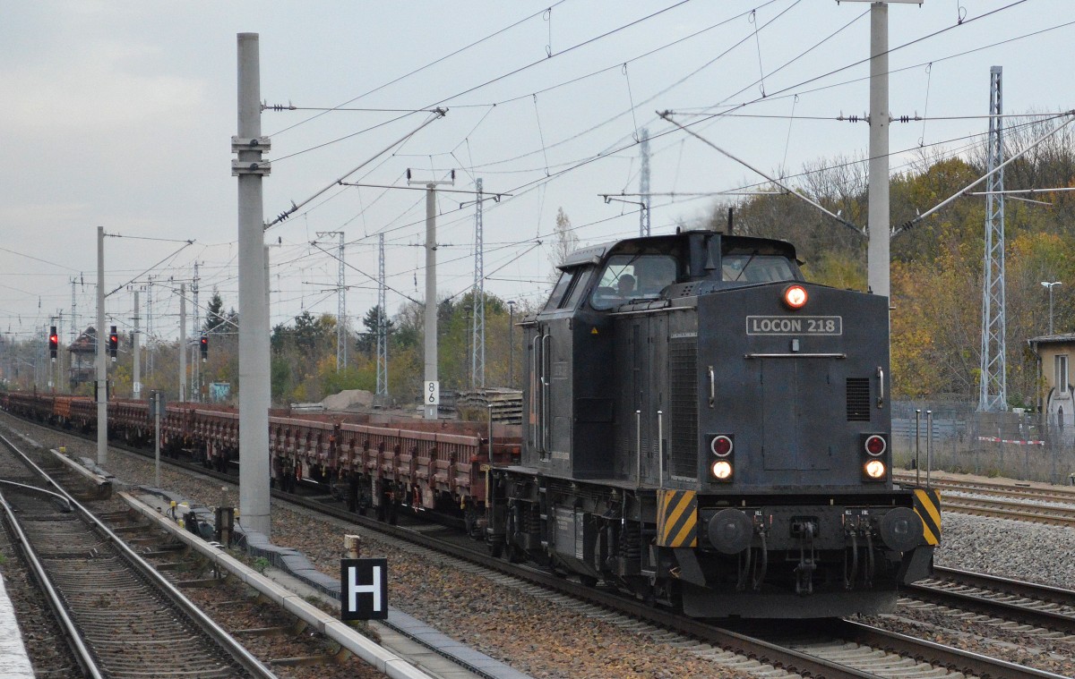 LOCON 218 (203 124-3) mit einem Leerzug Drehgestell-Flachwagen am 03.11.14 in Berlin-Blankenburg Richtung Innenstadt.
