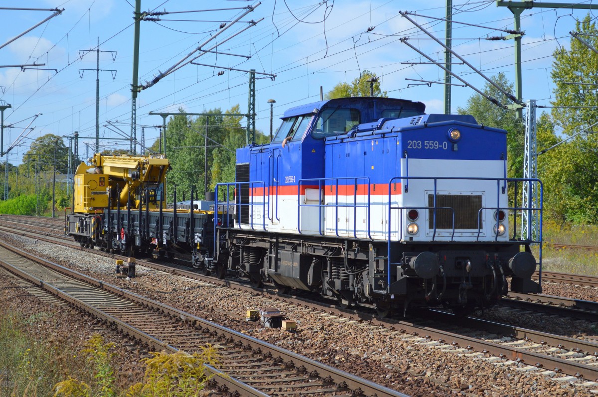 LOCON 219/203 559-0 (203 164-9) mit einem mgw GOTTWALD GS 40.08T (97 82 41 505 19-4, Bj.1992) Gleisbauschienenkran + Schutzwagen  am 09.09.14 Durchfahrt Bhf. Flughafen Berlin-Schönefeld.