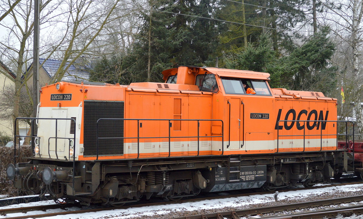 LOCON 220/203 614-3 beim Rangieren von Drehgestell-Flachwagen am 18.01.17 Berlin-Köpenick.