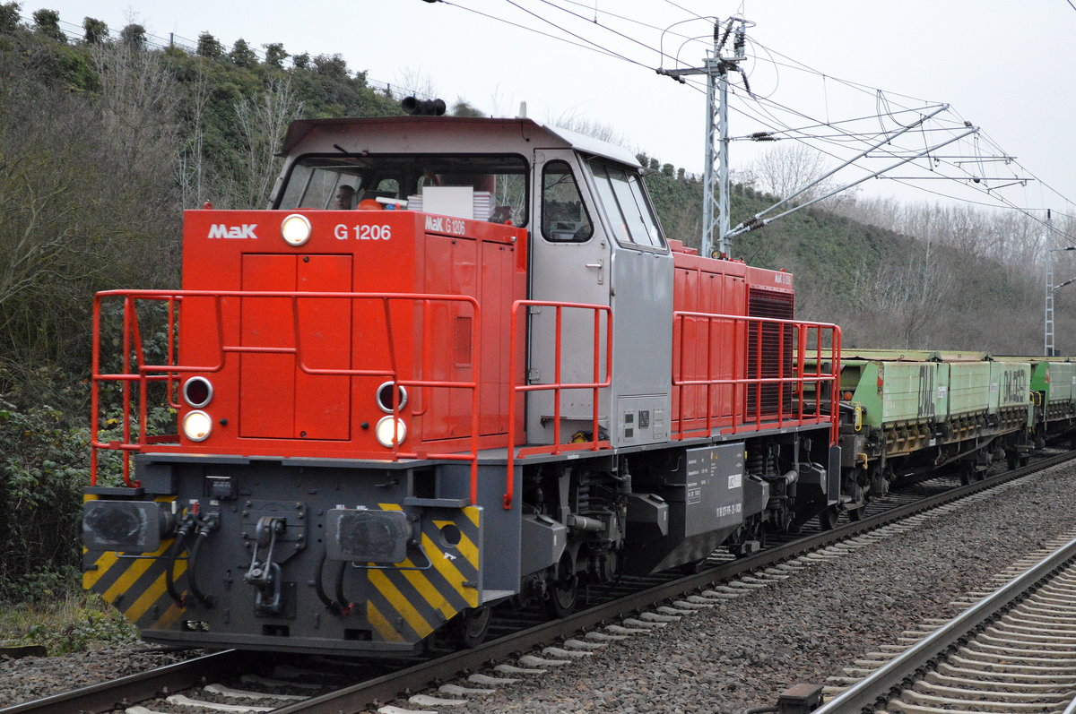 LOCON 275 809-2 mit einem Ganzzug flacher Schüttgutkippwagen vom Typ Fakks der Fa. WITTFELD am 23.12.16 Berlin-Hohenschönhausen.
